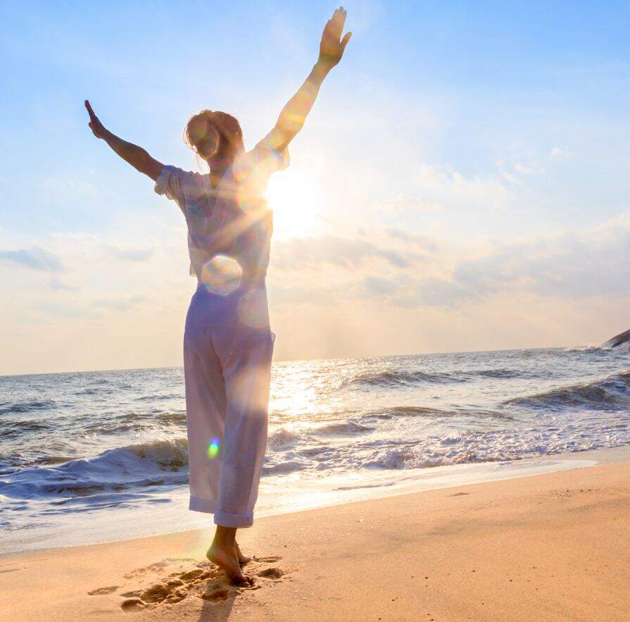 Frau glücklich am Strand